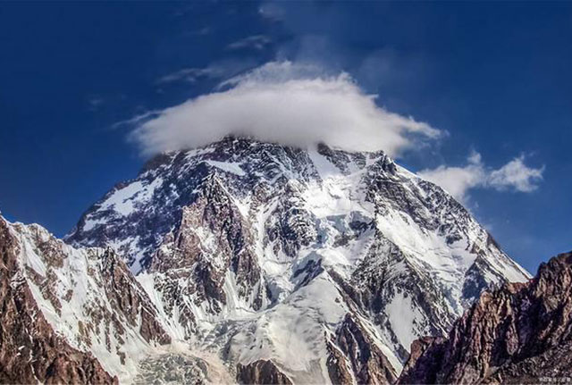 这座山峰海拔仅6272米，比珠峰要矮，却是地球上最靠近太空的山峰